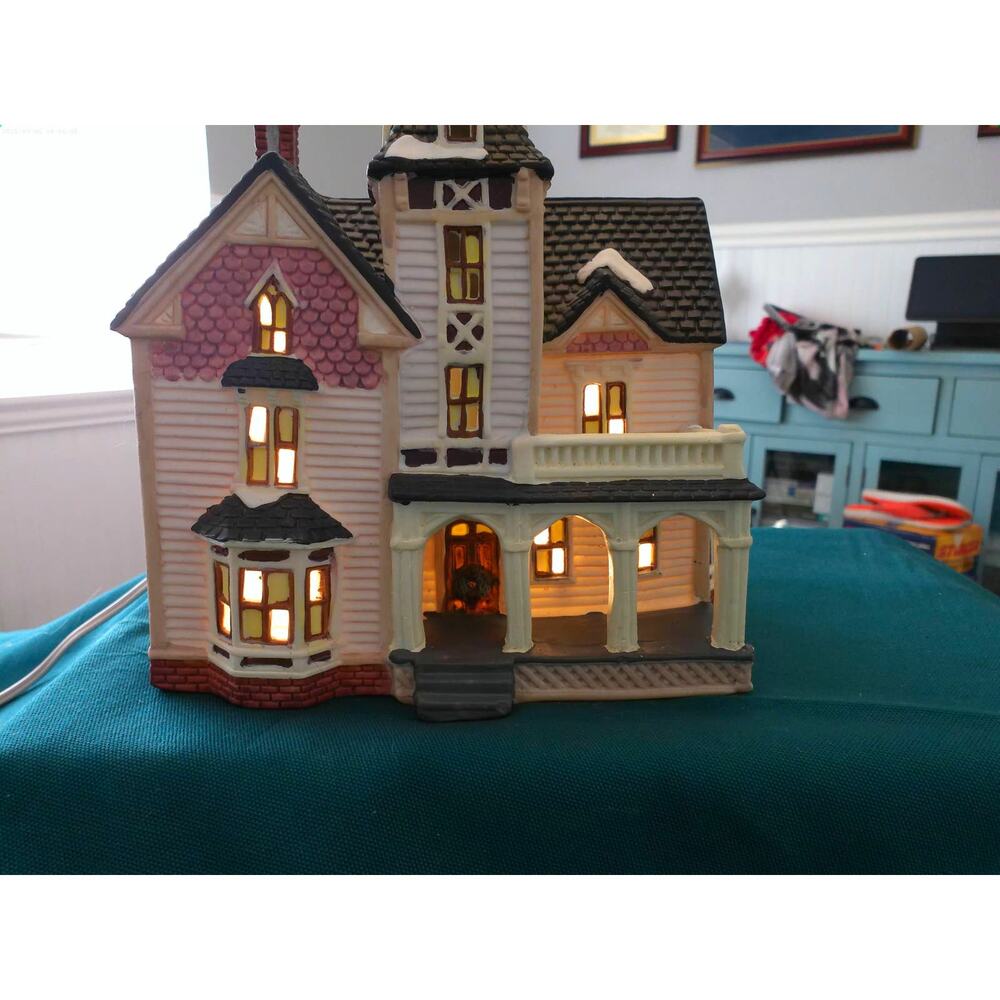 Dickens Collectibles 1997 Hand Painted Victorian Series Porcelain Lighted House